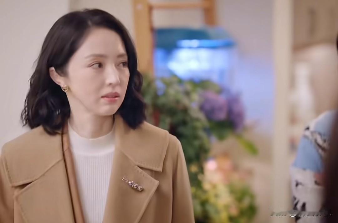 最近我追了《不期而遇的生活》，竟发现了一处特别有趣的细节。

剧中男女主所居住的