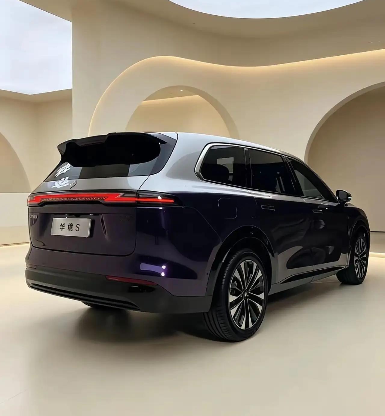 北京车展上车企不好玩了！

逛到了五菱品牌的展台，看到围观了很多人，原来是大六座