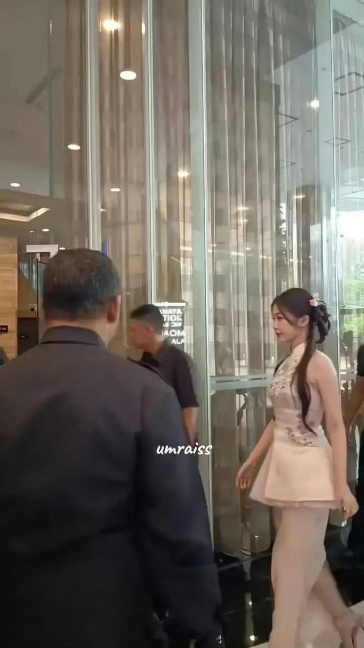 虞书欣印尼路透侧拍，很圆润 