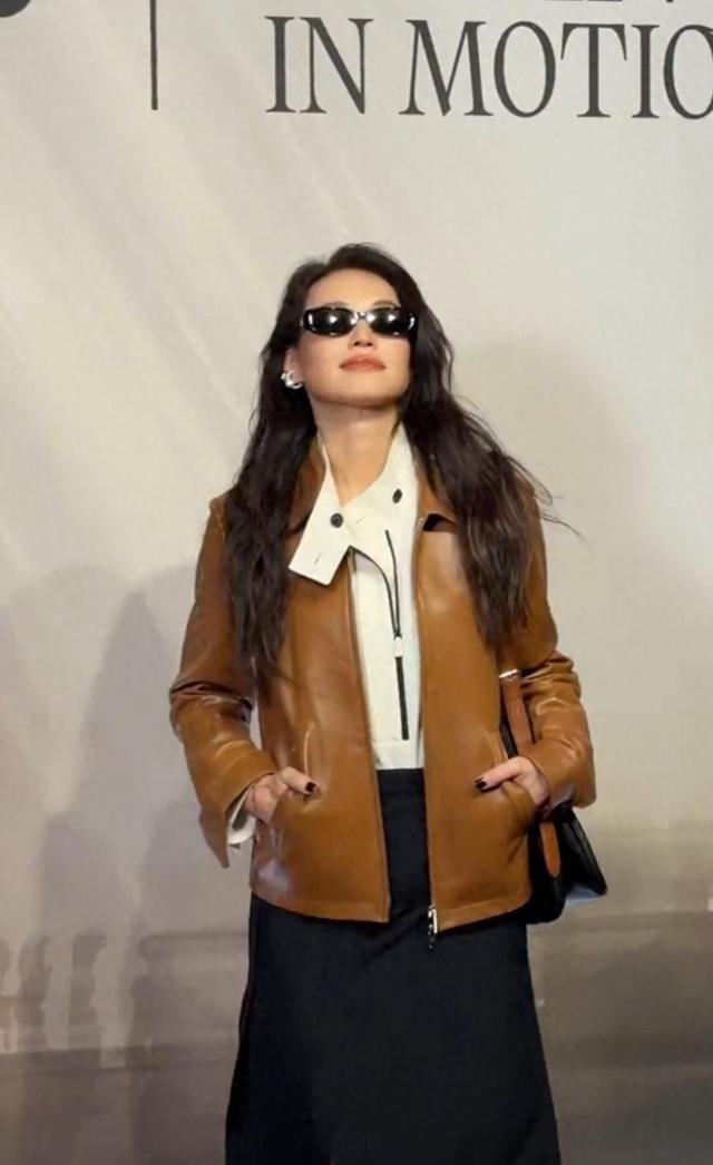 舒淇亮相米兰时装周，皮衣配短裙，酷飒中带点俏皮可爱