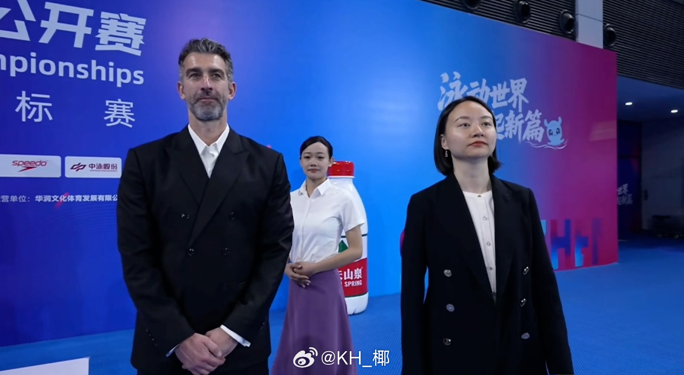 男100自颁奖嘉宾是James Gibson 