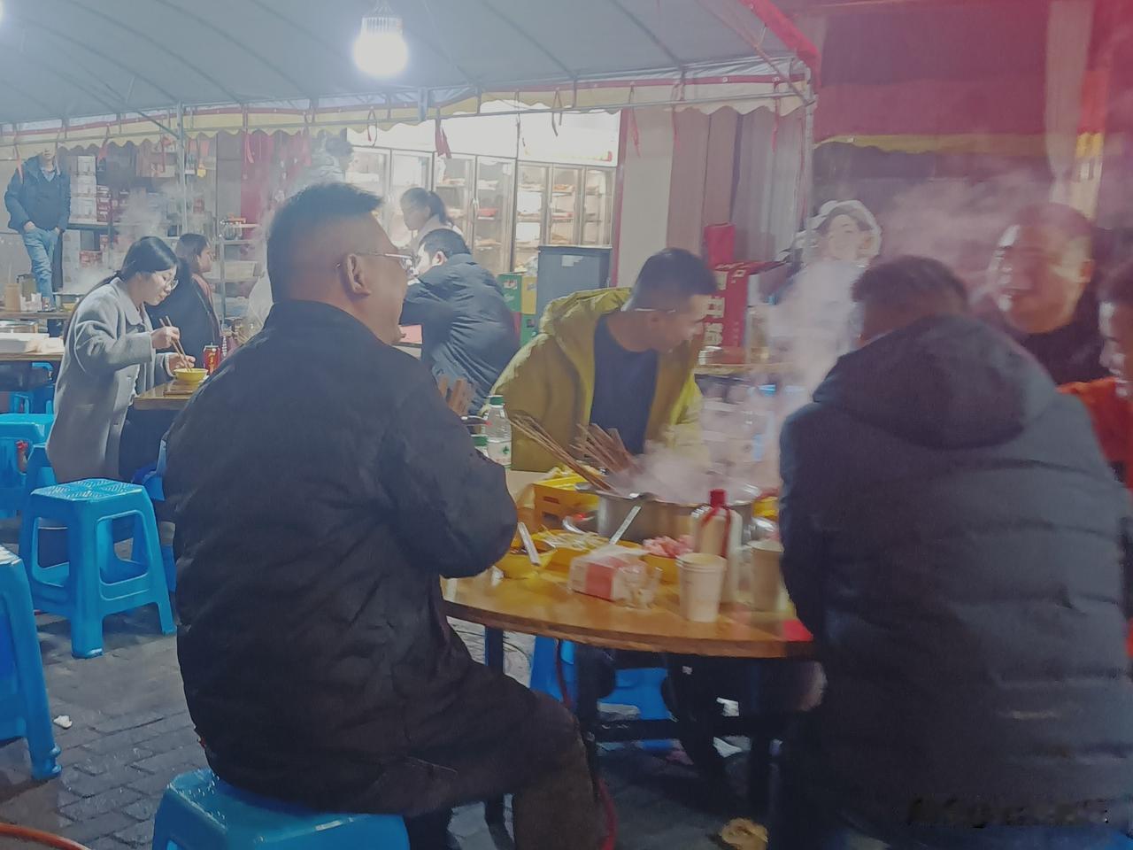 香到骨子里的幸福感！
晚上遛弯儿路过巷口的串串香摊，那股子牛油辣锅的香味儿直接勾