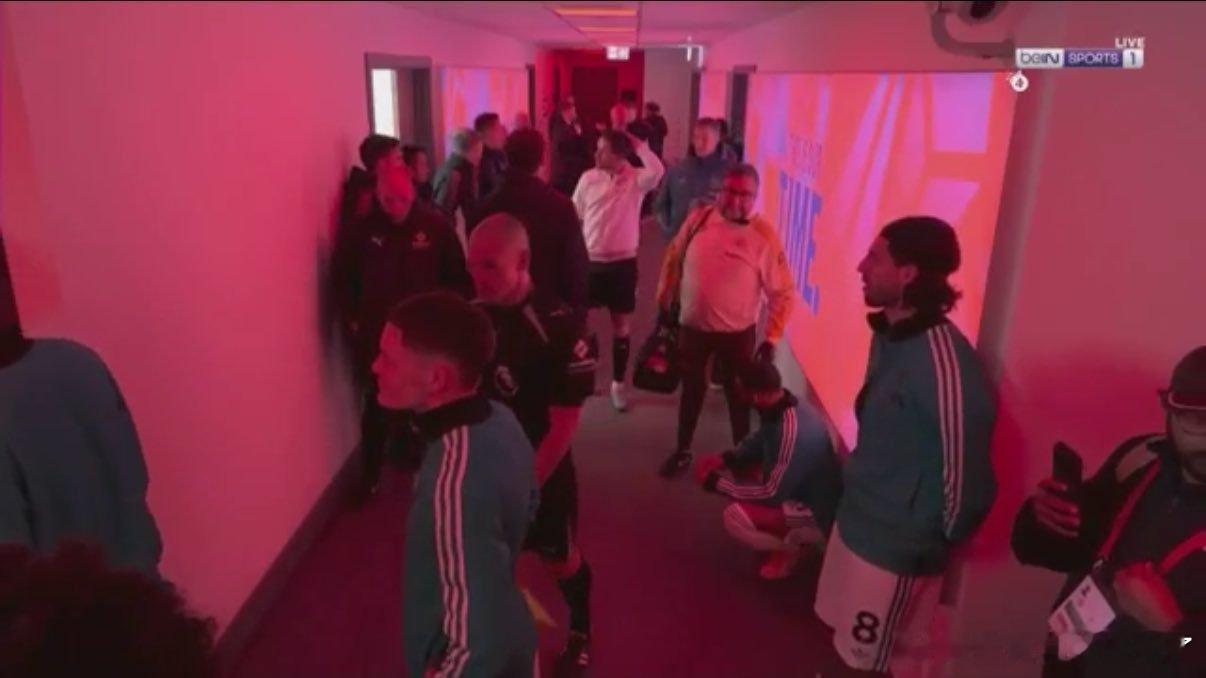 萨拉赫蹲在地上 亨德森没看到 赶紧找补和萨拉赫拥抱 ​​​