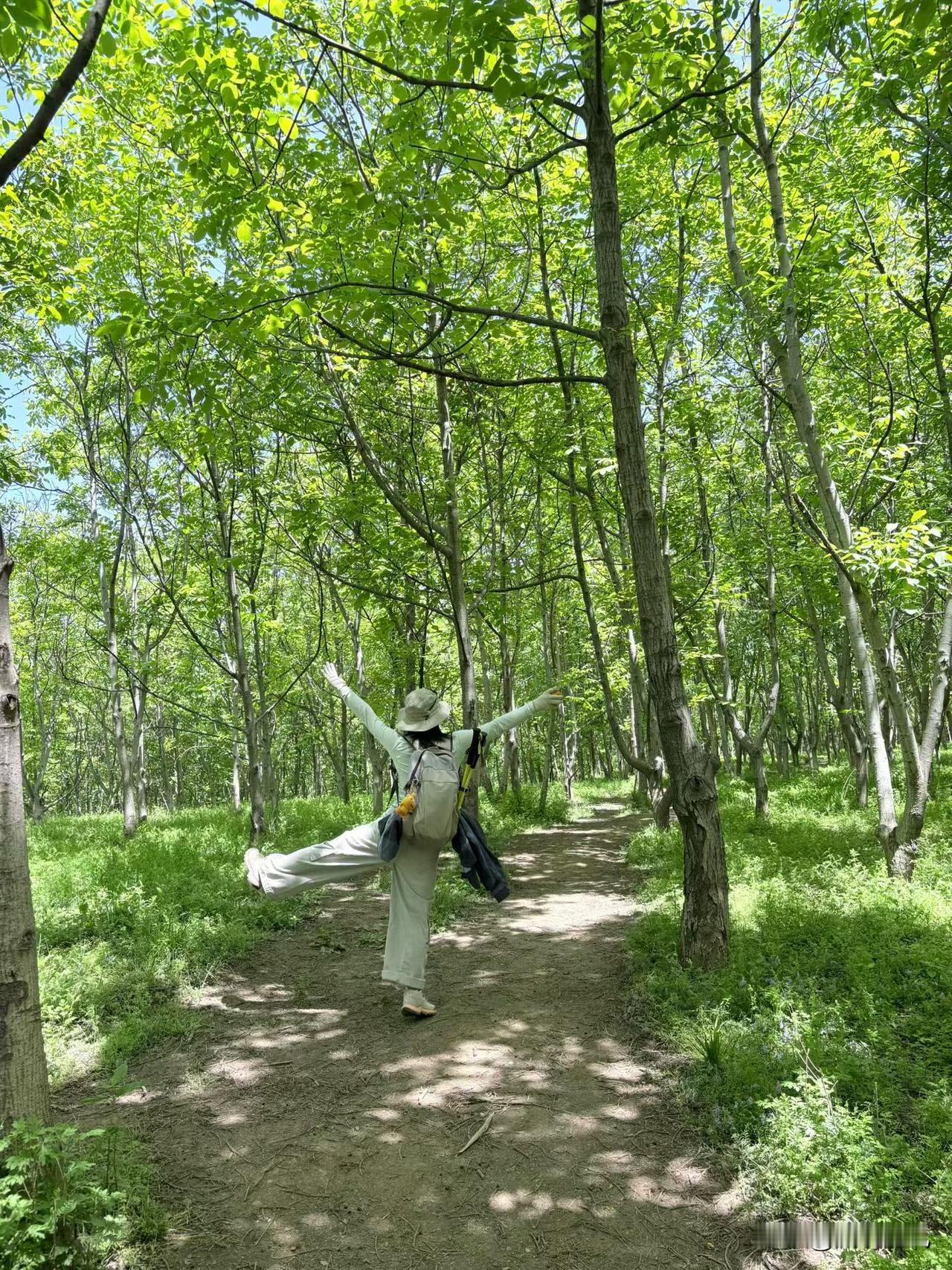 坚持每天早上喝一杯水，吃一个鸡蛋，一个苹果。慢跑5公里，深蹲起20个，踮脚尖10