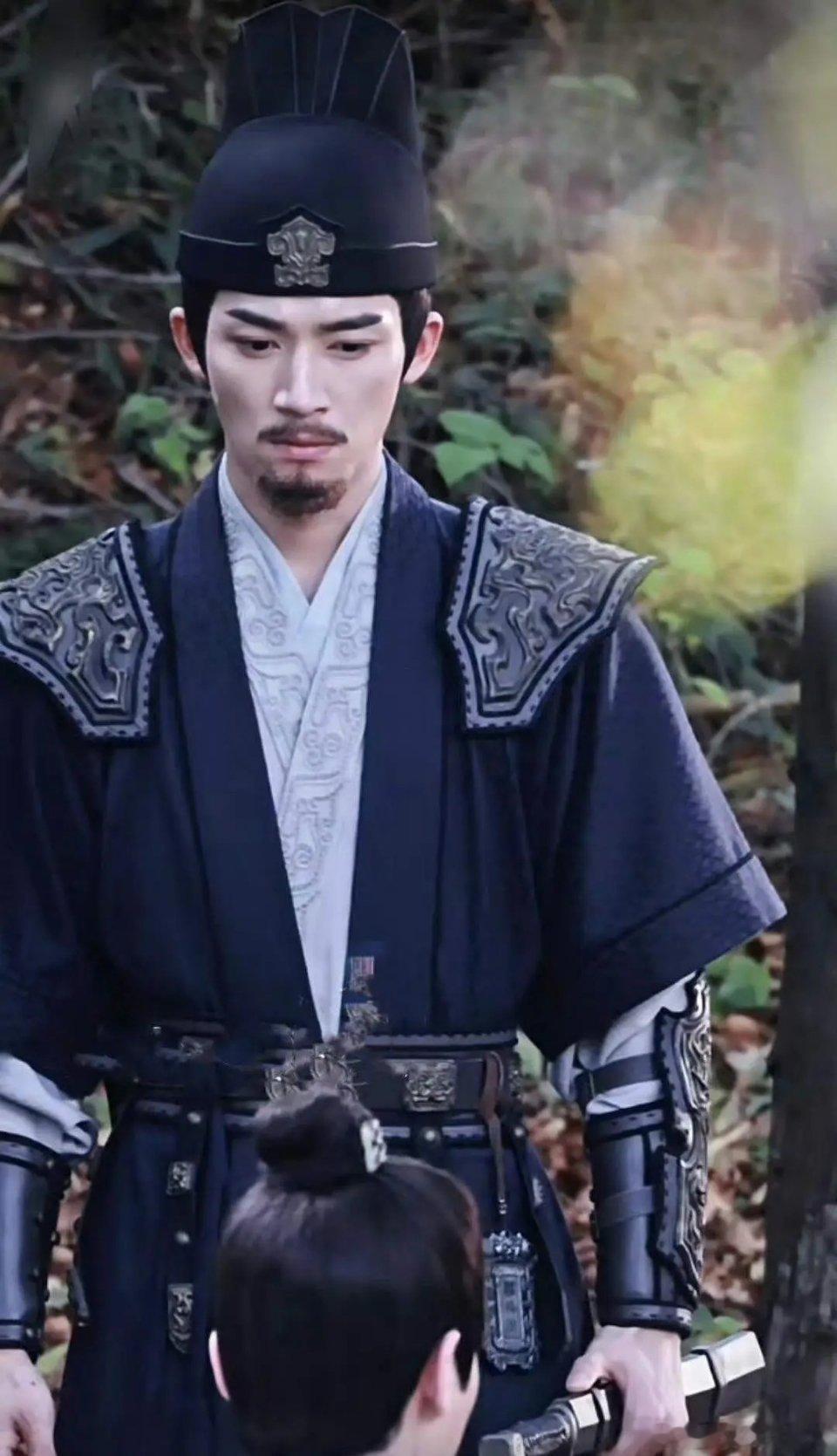 王星越粘了胡子之后这个年纪感和沧桑感一下子就上来了 ​​​