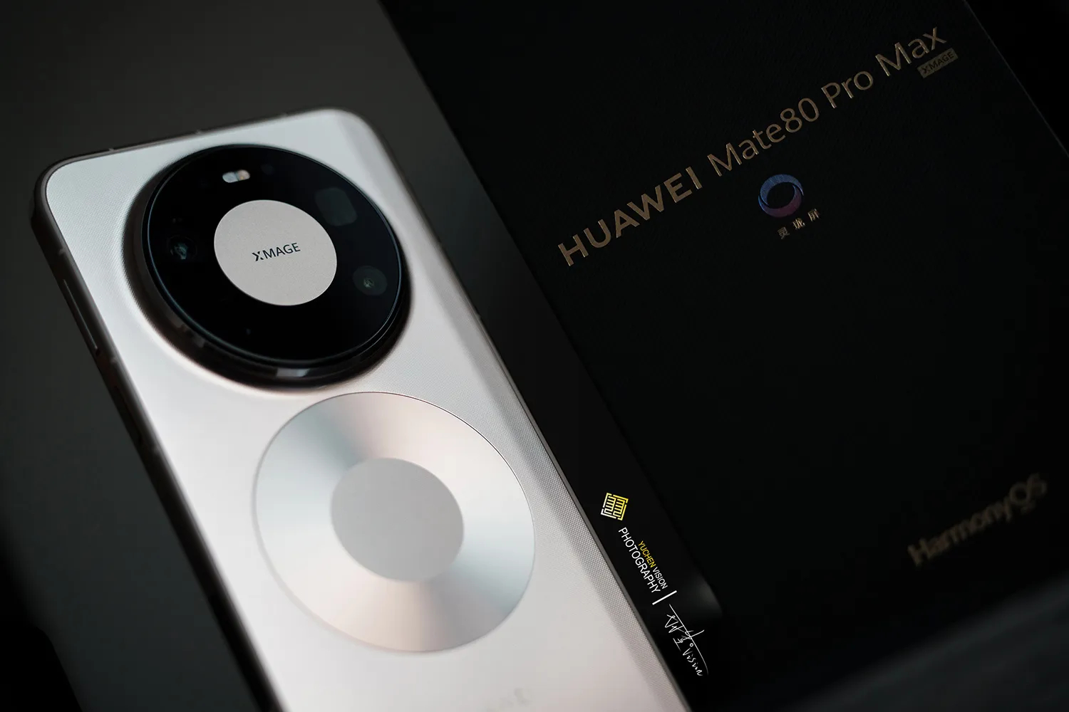 Mate 80 Pro Max虽然沉但沉的均匀，所以就还好拿着也不算累但有些手机