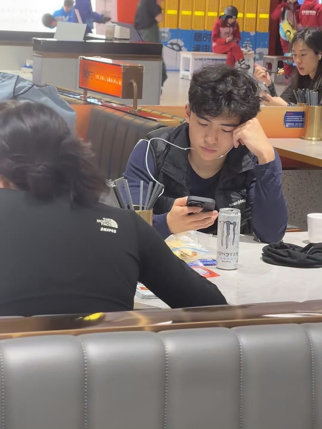 偶遇谢霆锋张柏芝大儿子 Lucas路人随手一拍都这么帅，生图状态好好～ 