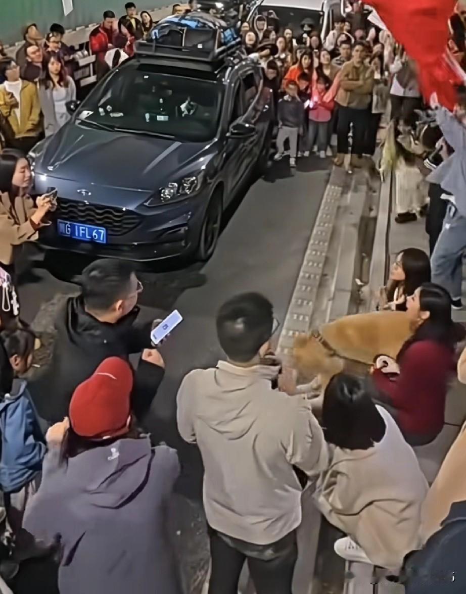 一堵就是好几个小时，谁不烦？但中国人最厉害的就是，能在哪儿都把日子过起来。服务区