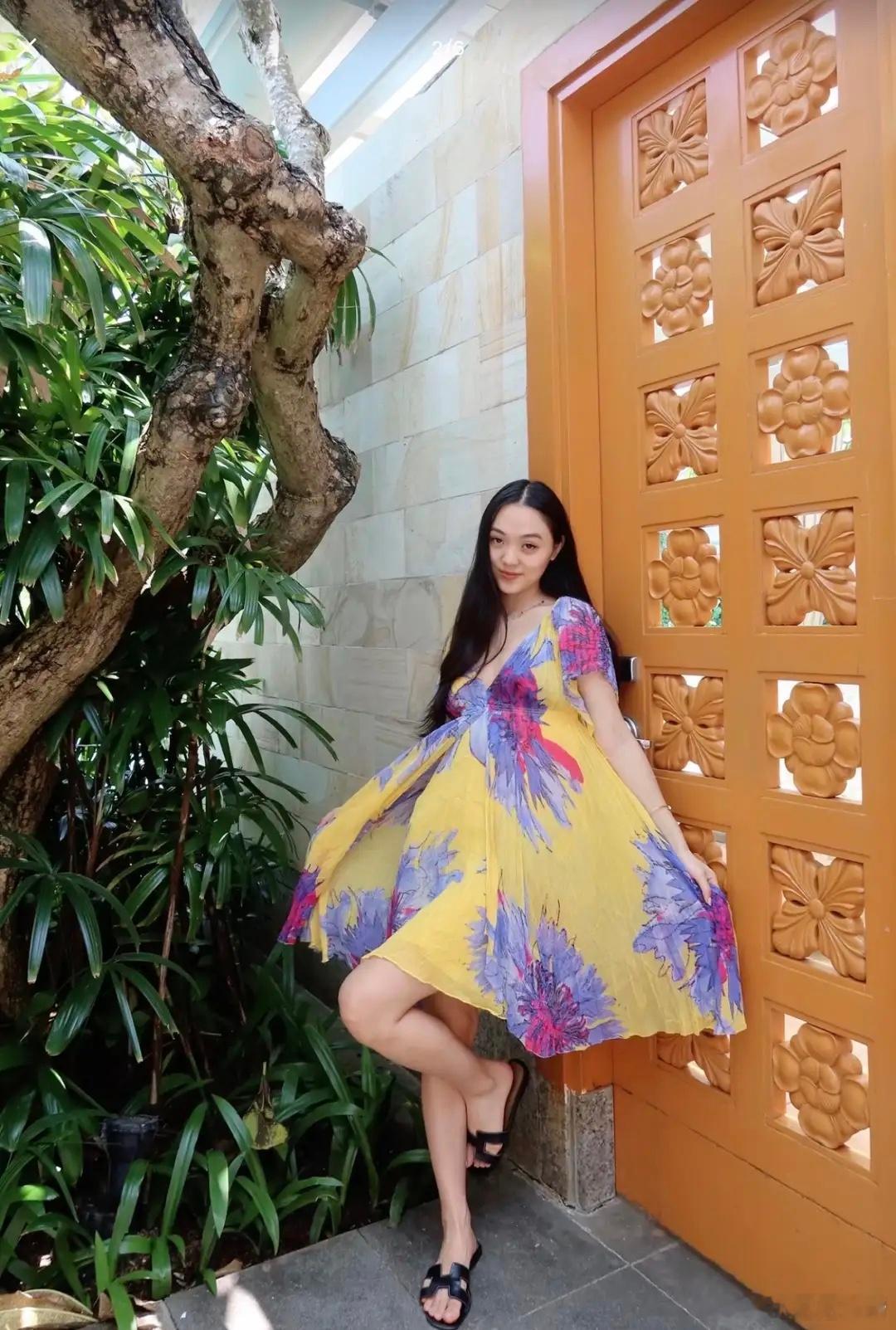 李连杰小女儿23岁生日，与姐姐在巴厘岛庆祝，姐妹同框长得不太像！ 