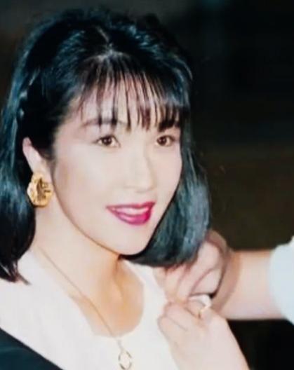 高市早苗年轻的时候和现在对比，是不是简直判若两人！
年轻的时候，在他们那算不算美