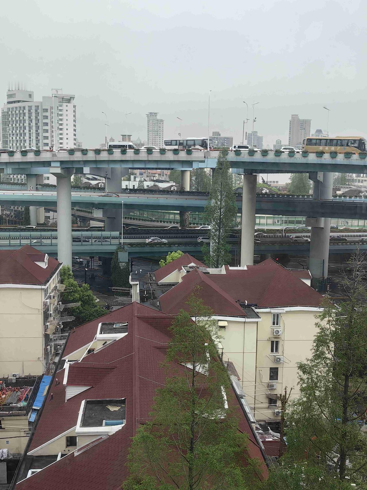 带定位晒今日生活 今儿在上海旅行度假，外面是阴天，窗外的云彩像大棉被似的把天空遮