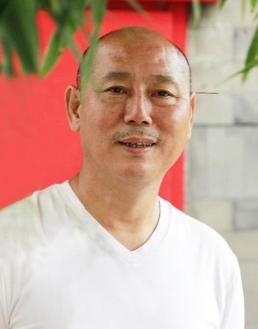 1991年，身价过亿的李诚儒，把糟糠之妻和6岁儿子赶出家门，转身娶了小18岁的女