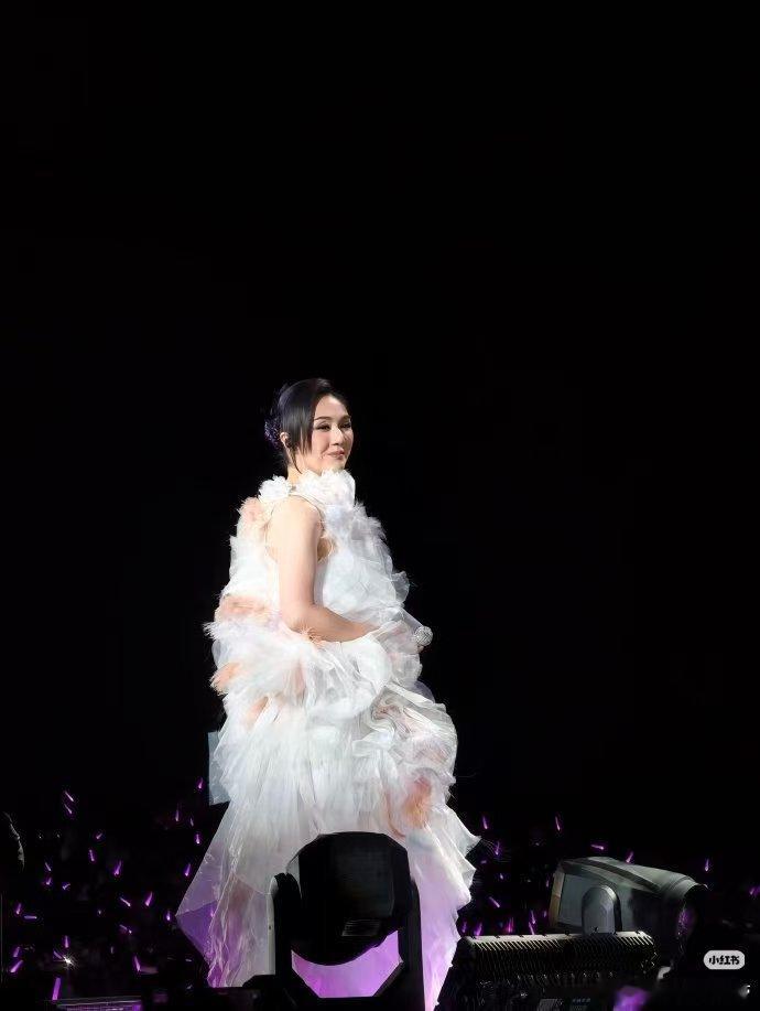 杨千嬅是怎么忍住不笑的 粉丝生日会合唱粤语歌全程“掉线”，勇气可嘉地硬唱，杨千嬅