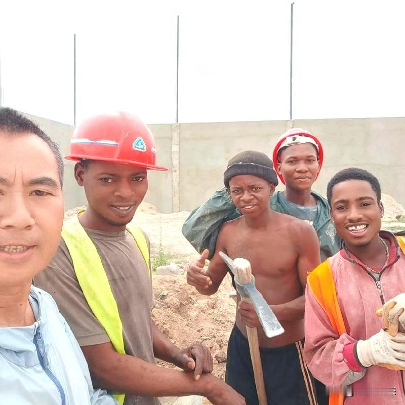 安哥拉确实没有那么好
我很多朋友在2015年去过安哥拉
安哥拉和很多非洲国家一样