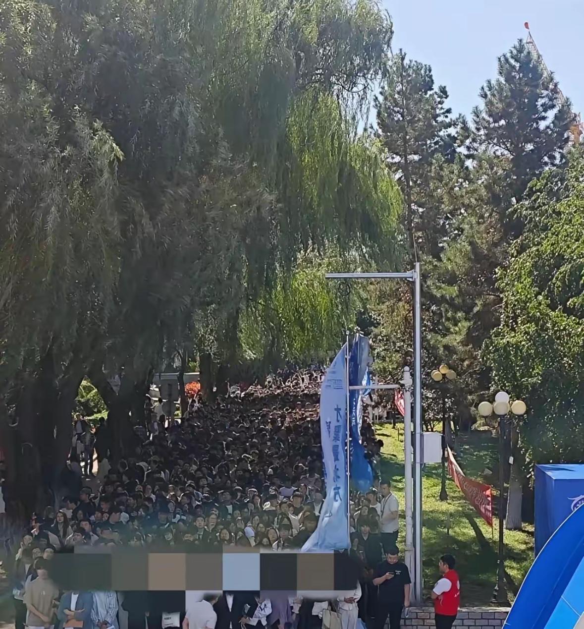 看到10万大学生出现在招聘会上，我已经决定不让小孩子非得就要读大学了！
如果确实