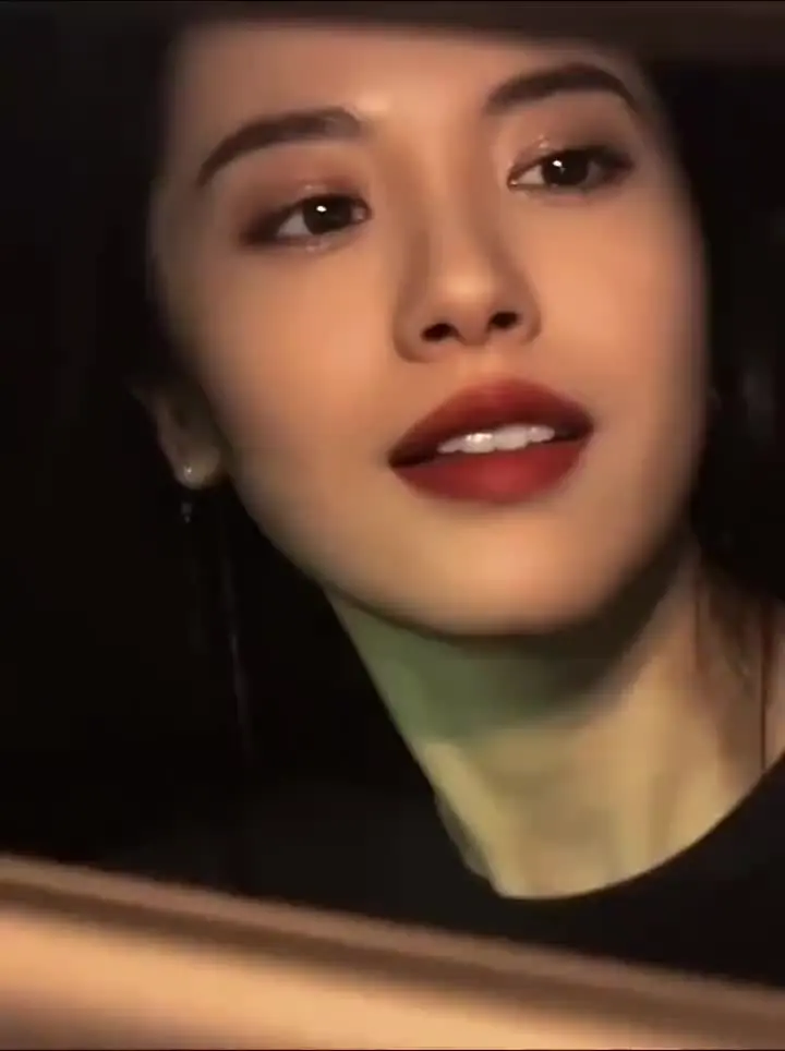 “星星的深邃距离 不经意藏在你眼底”