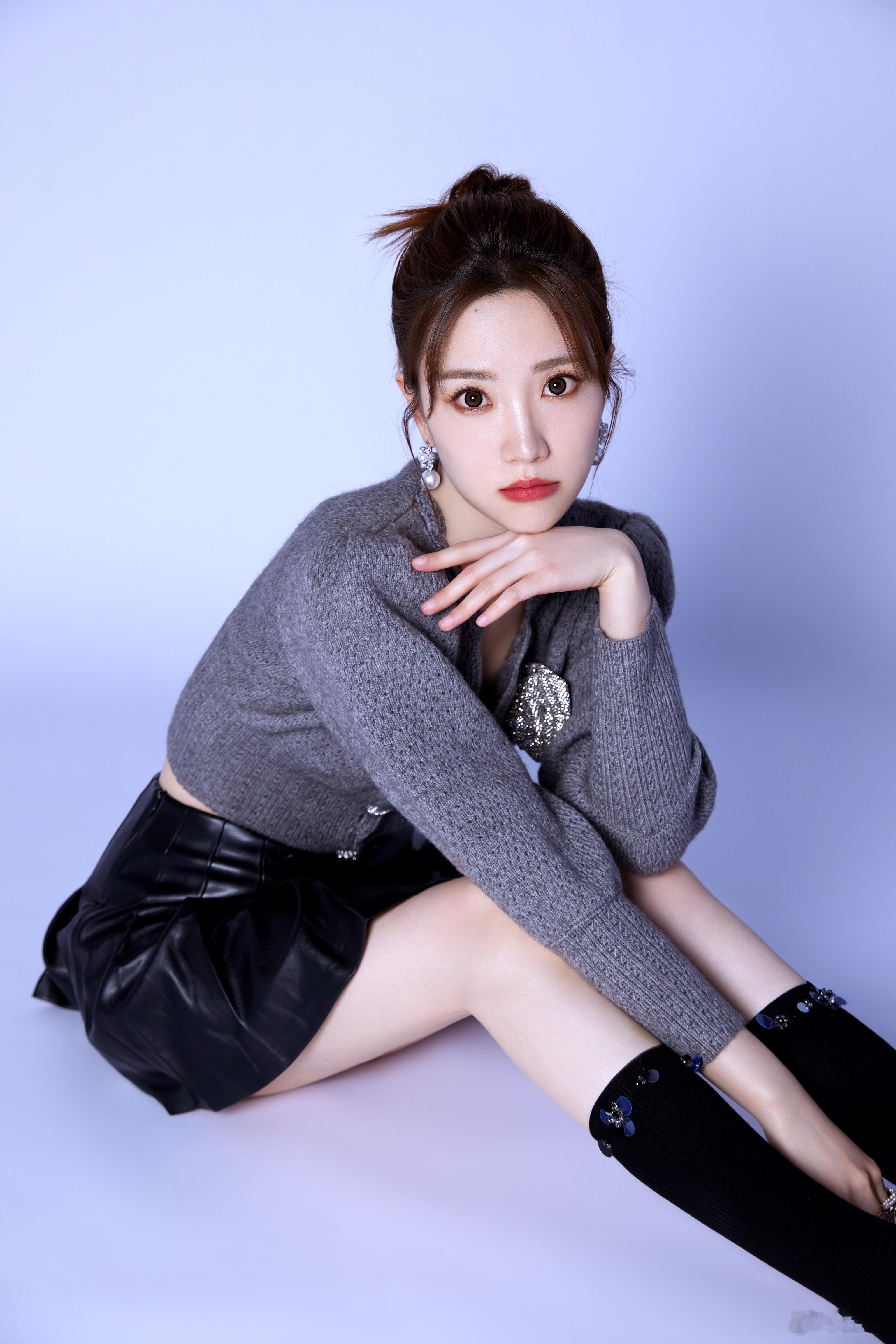 张纯烨 🖤 #也许你要恋爱了# 恋综定妆照，甜甜美美 ​​​