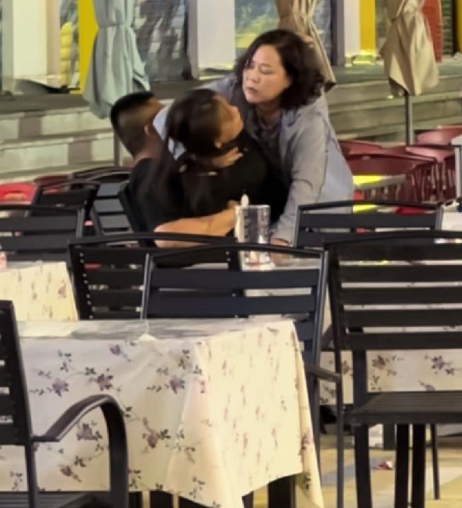 男人带三在餐厅吃饭，被正妻抓现行，男人紧紧的护着三，最后男人还追着正妻要为三讨公