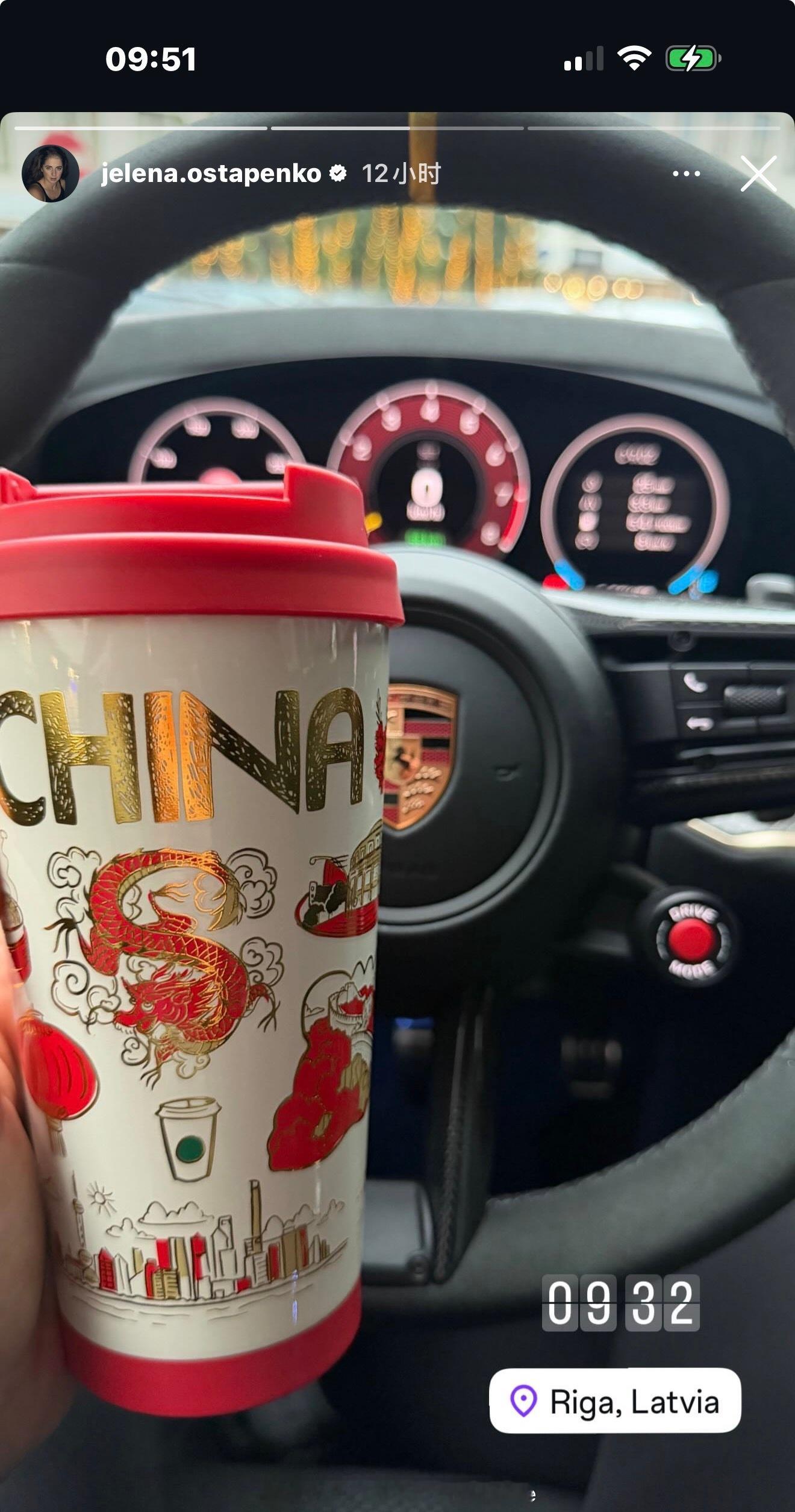 奥斯塔彭科还在用中网水杯。 