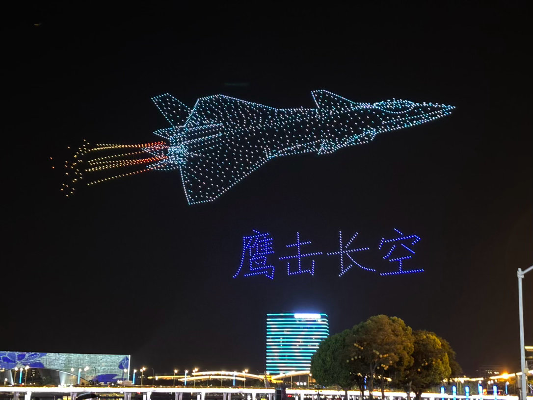 军旅主题无人机表演，挺不错的无人机
