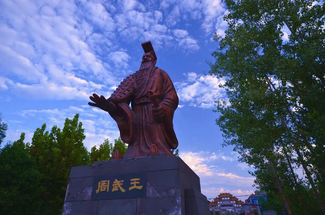 逆境中的光：姬发的沉思与坚韧

在那遥远的尘埃之中，有一段故事如晨曦初露，静静地