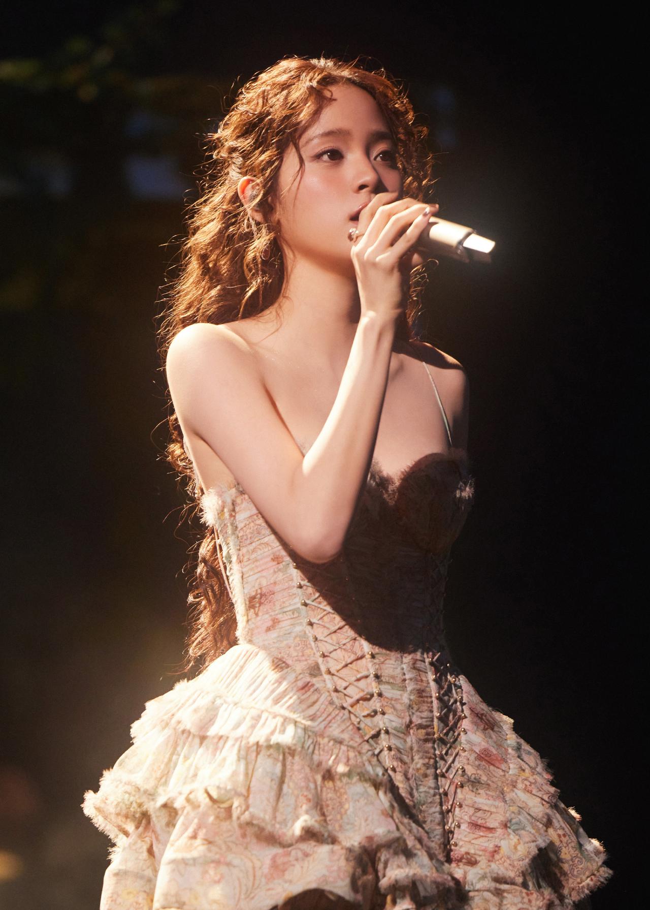 娜娜跟洋娃娃一样美[飞吻]
欧阳娜娜