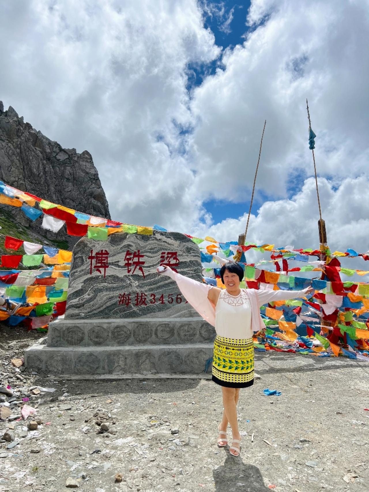 《一路簪花》唱出舟曲幸福路

年才让创作并演唱的《一路簪花》，是一首从泥土里长出