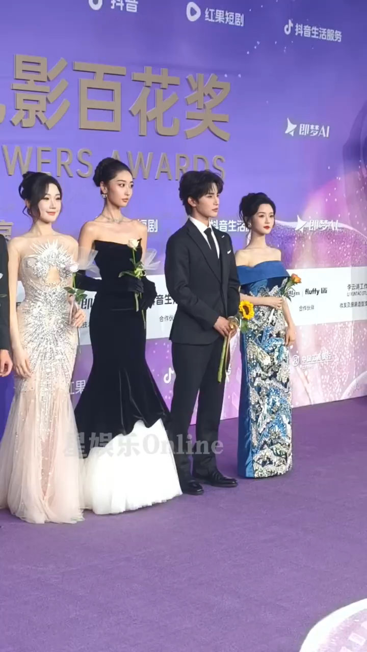 短剧人线下见面全是老熟人 短剧人同框全是熟人局百花奖变成短剧演员同学会，大家线下