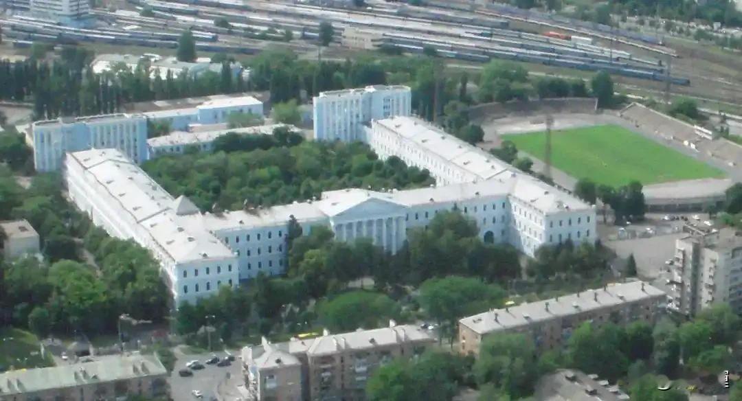 基辅连遭8天轰炸，国安局大楼遇袭12人受伤，高层安然无恙，报复信号强烈

  周