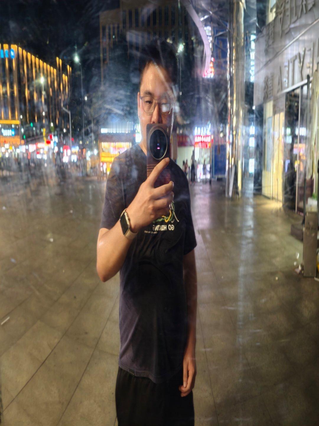 2025年第79次跑步[毕业快乐]，室外真是太热了。P是：这个亮面圆柱能让人看起