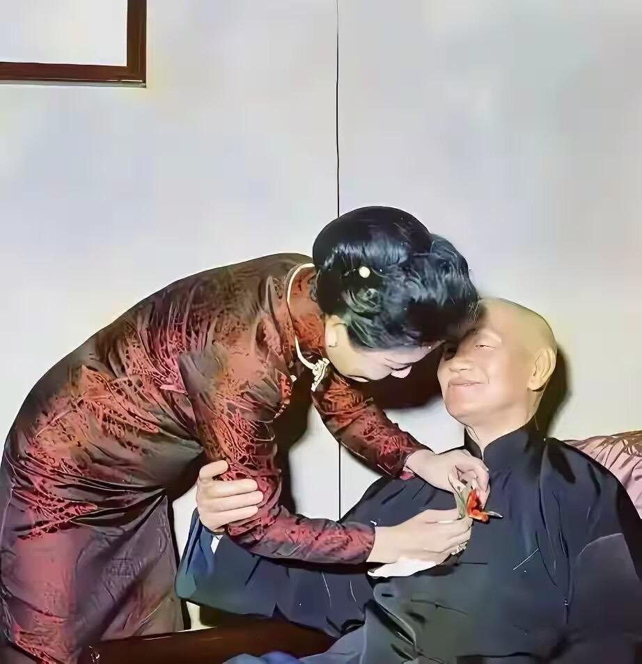 1973年，蒋介石85岁的生日，此时蒋介石已进入生命的最后阶段。照片中，宋美龄正