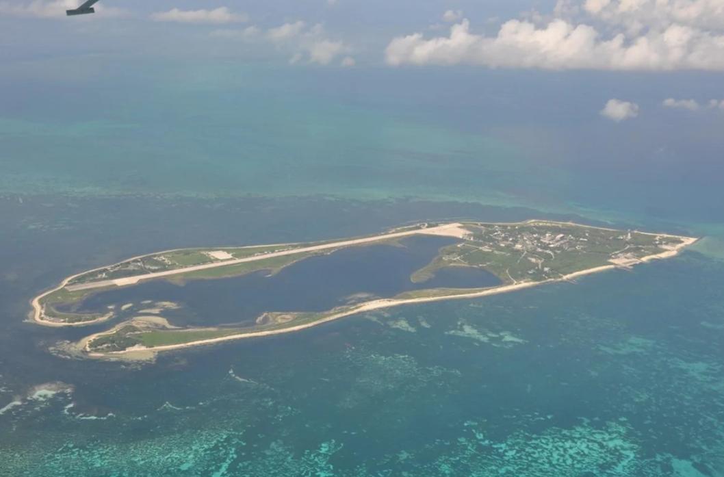 大陆渔船“金鲨”号正在正常作业，却被台湾地区海巡船“云林”号用高压水炮近距离喷射