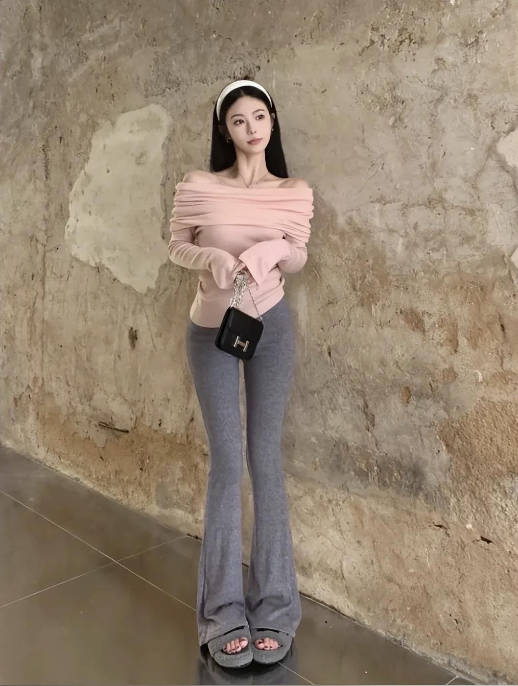 穿粉色上衣配灰色裤子的女孩。