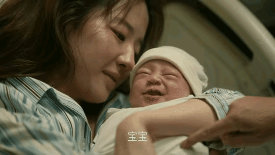 其实这个小宝宝剧组找了好久，才有人愿意把出生仅20天的孩子，让剧组拍摄。
这个宝