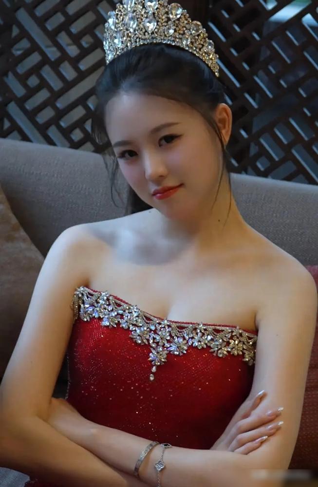 谁能想到，一个学土木工程的 19 岁女大学生，陪朋友去选美，结果一路杀成了世界小