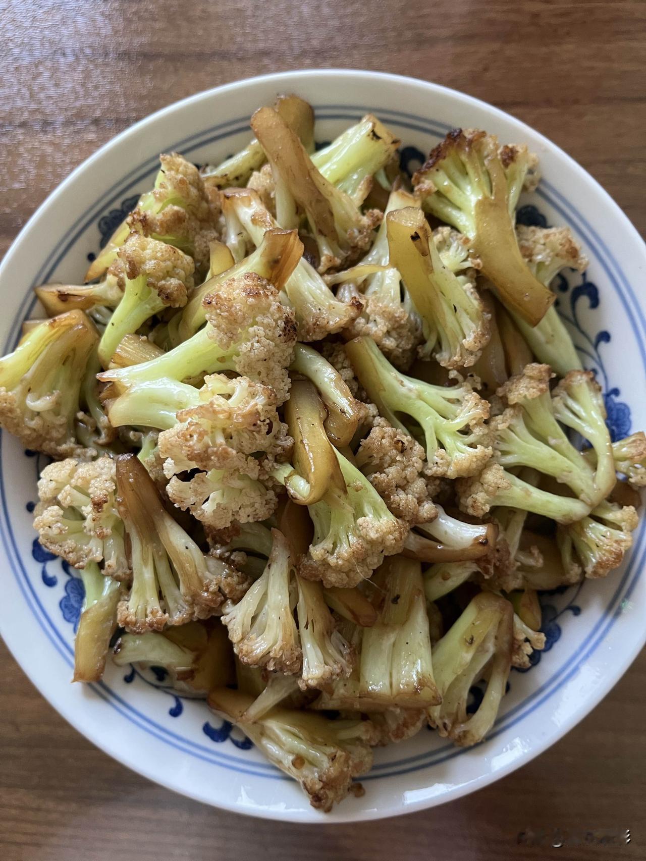 好友们晚上好！周日快乐，晚餐香香！今天的晚餐：
排骨炖豆泡
干煸菜花
窝头玉米