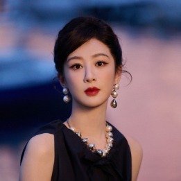 杨紫主动让C位2026年6月25日白玉兰提名晚宴上，杨紫与《生命树》剧组走绿毯大