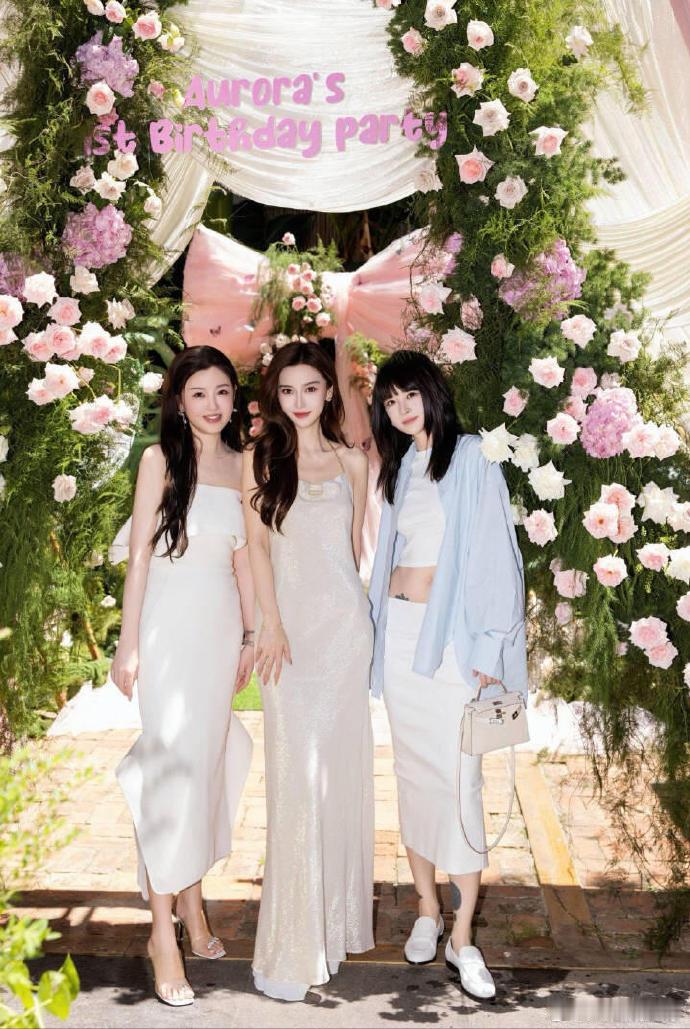angelababy 参加朋友生日宴会，身边还有陈妍希相伴，两人没有刻意吸引关注