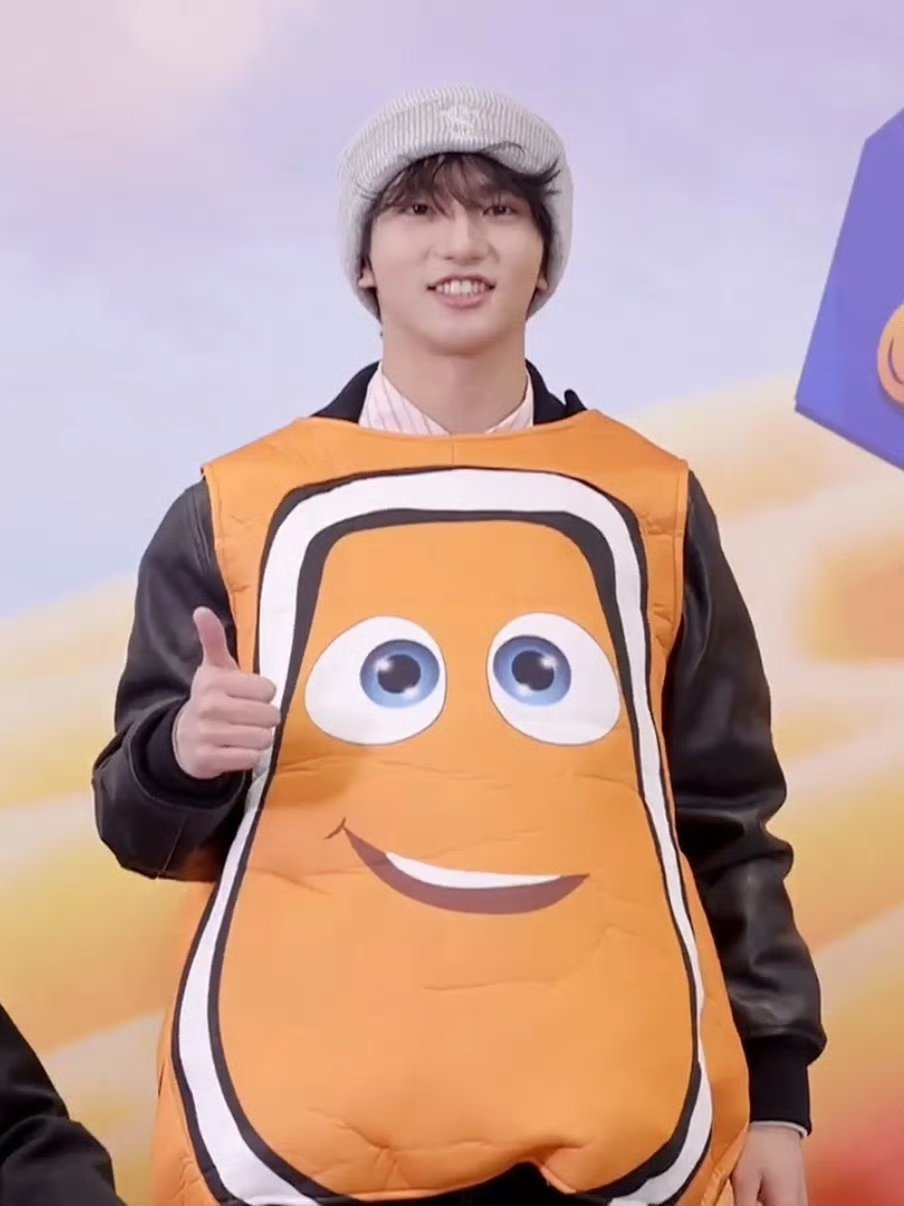 穆祉丞小丑鱼三连拍穆祉丞复刻小丑鱼啊啊啊啊穆祉丞在周五晚高疯直播复刻小丑鱼了！！