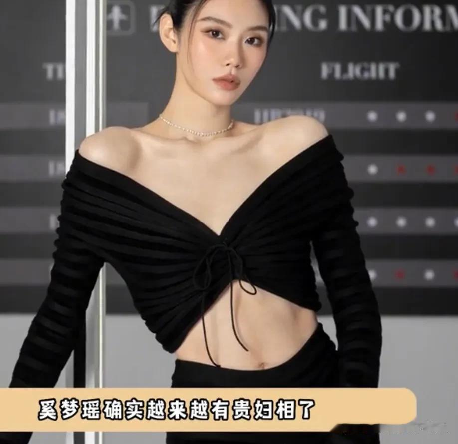 奚梦瑶越来越有贵妇像了[捂脸][捂脸][捂脸]简简单单的小黑裙，就有一种珠光宝气