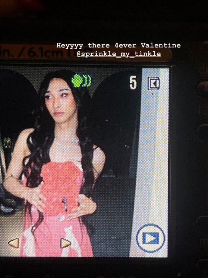 #伊能静儿子最新女装照# 伊能静儿子情人节再晒女装照 ​​​
