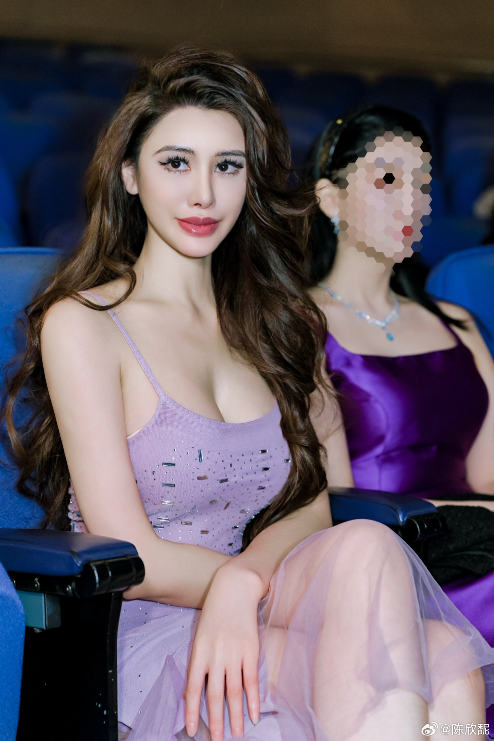 从早忙碌到半夜的节奏，肉眼可见的瘦了，我的减肥秘诀就是偶尔拼命工作[手指比心]增