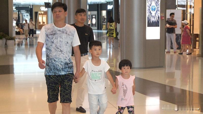 为人父母，别把翻身的希望压在孩子身上
 
很多父母容易陷入一个误区：指望孩子成才