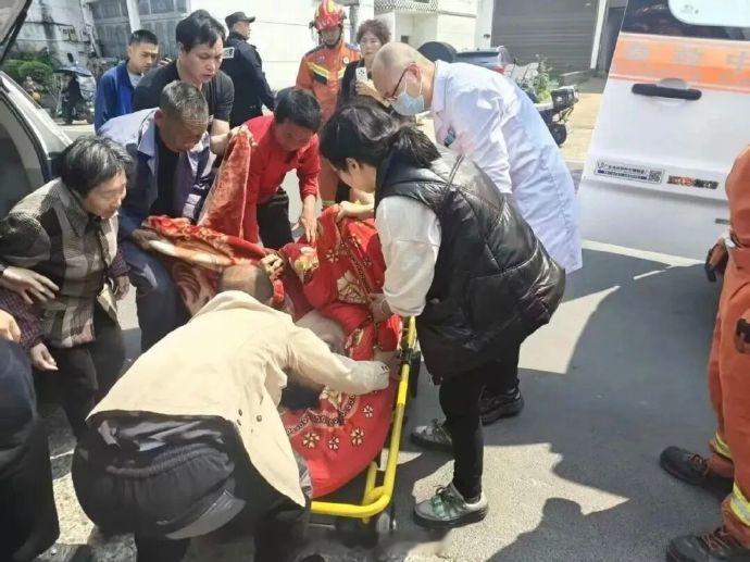 危急时刻台州新天台人挺身而出上演生死营救 近日，台州天台县洪畴镇大一村上演了一场