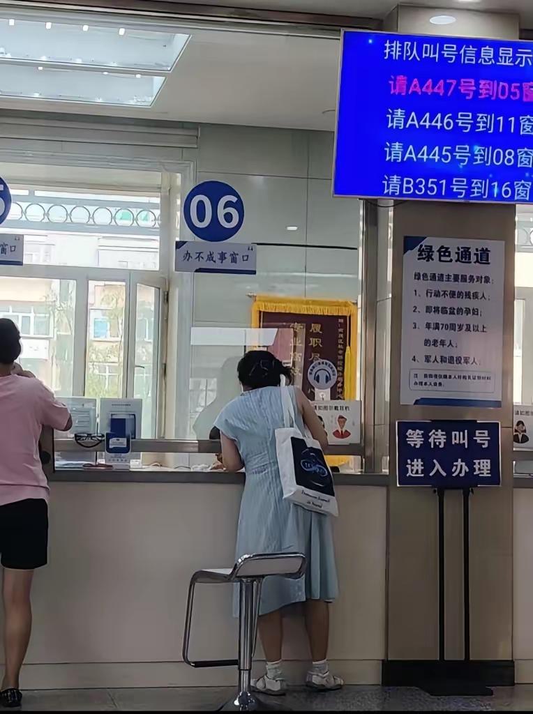 刚办完社保手续心里满是感慨，真心劝所有年轻人，社保千万别拖到三十多岁才启动。
我