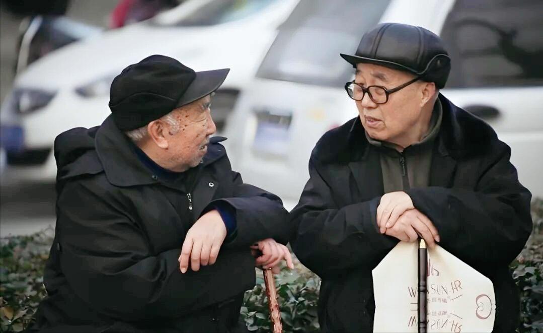 三种便宜，不能碰！

早上送娃上学，小区门口又支起一个摊：免费量血压，领鸡蛋。