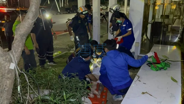 #目击者回应中国男子泰国酒店坠楼#【中国男子泰国酒店坠楼重伤！保安震惊：有围栏“