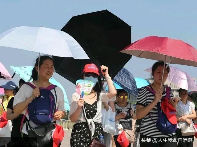随着多家单位高温假的启动，小孩们又刚好在假期内，不少家庭选择带孩子逃离酷暑，寻求