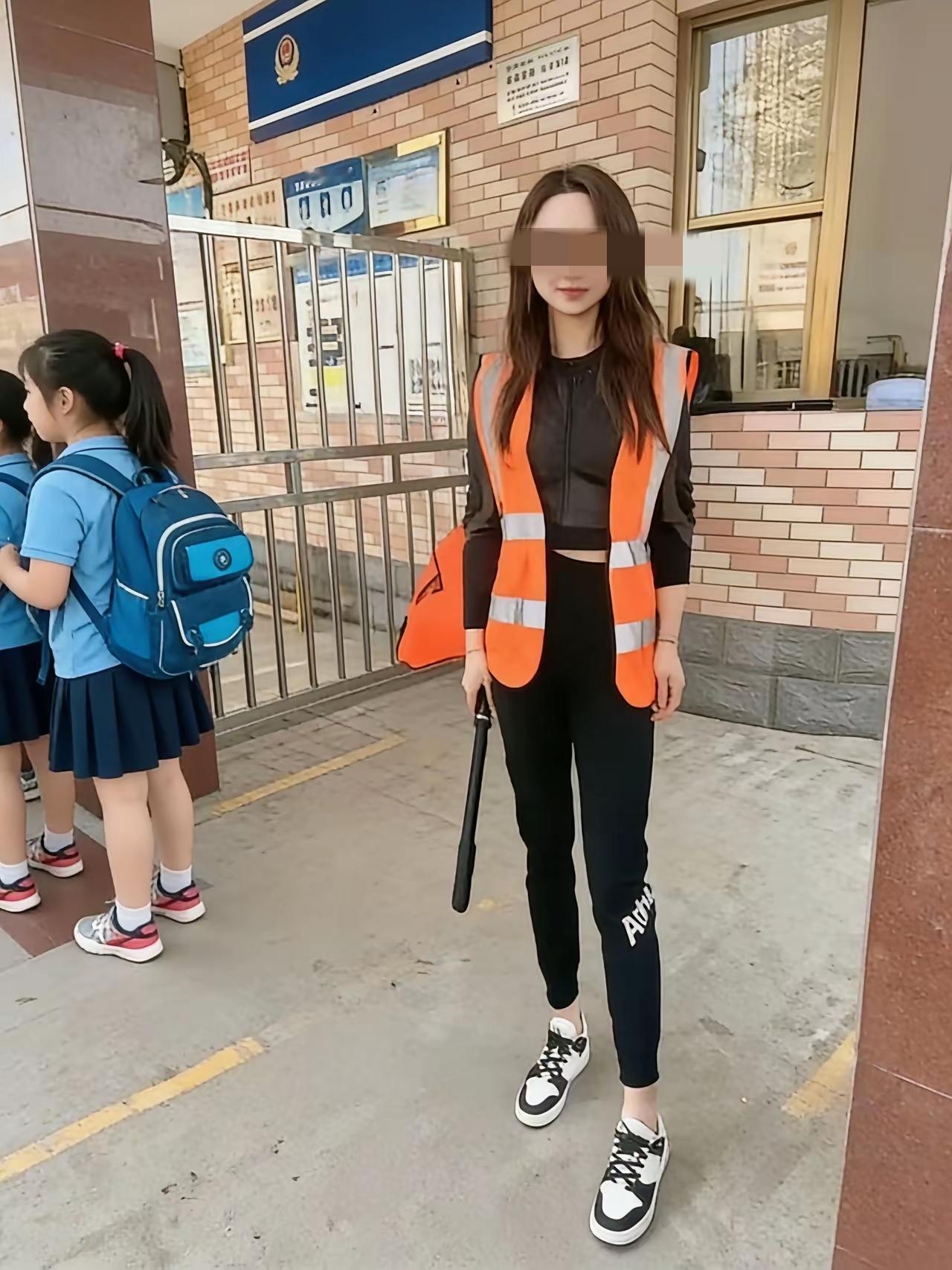 学生在学校里读书，当然是学校负起这个责任啊。设置这种护学岗，完全可以叫在校的教职