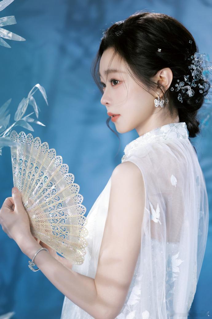 宋轶竹系美人  东方的骨相之美，真的是完全让人心动。 宋轶竹系美人，一举一动，一